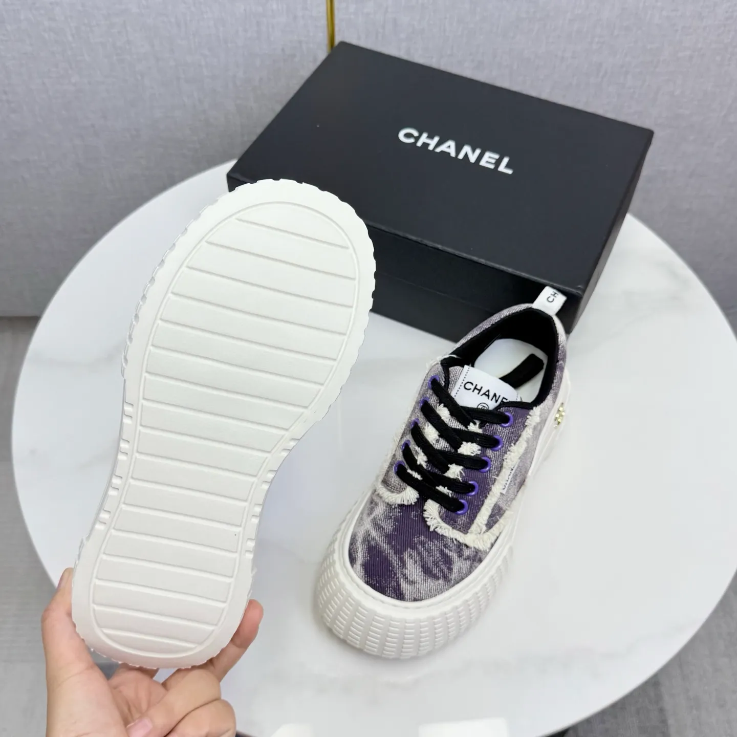 💕💕Factory direct selling price p640💕💕 Chanel Panda Shoes! 2025 counter's top casual sports shoes, this classic design; the upper is in the style of electric embroidery with various techniques; the outsole is fashionable and sporty; the unusual inclusion of a variety of color matching elements... The diversified mix and match is very good-looking and versatile, and can be used for leisure, fashion, sports, and outdoor... ꫛꫀꪝ Go➫ Materials: ❶Upper made of: original imported first-layer silk cowhide + original version waterproof cloth + original first-layer cowhide ❷Inner lining: Original Yangli+wang ❸ Outsole based on: Original TPU combination outsole Counter boutique packaging complete set for women 35–41